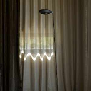 Lámpara de pie de brazo simple para espacios interiores Elle 1 LED de Lumina