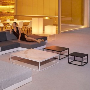 Mesa auxiliar Pixel de Vondom. Muebles y complementos de exterior.