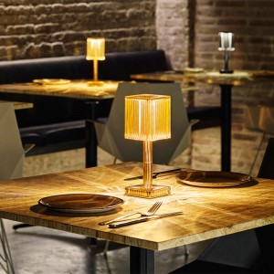Lámpara sobremesa Gatsby prisma Luz Led de Vondom. Iluminación de diseño.