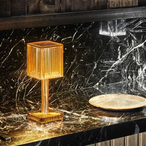 Lámpara sobremesa Gatsby prisma Luz Led de Vondom. Iluminación de diseño.