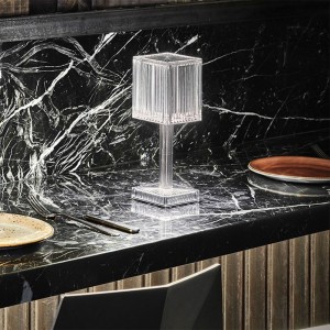 Lámpara sobremesa Gatsby prisma Luz Led de Vondom. Iluminación de diseño.