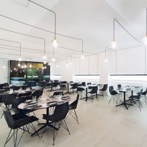 Mesa Faz pie Ø96 de Vondom. Muebles y complementos de exterior.