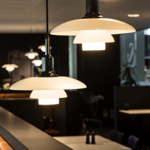 Lámpara PH 3/2 Suspendida de Louis Poulsen con diseño elegante y de lujo.