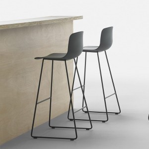 Taburete Varya acero trineo Inclass. Diseño original de calidad para interiores.