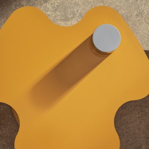 Mesa auxiliar Flower de Bontempi. Complementos de hogar de diseño italiano.
