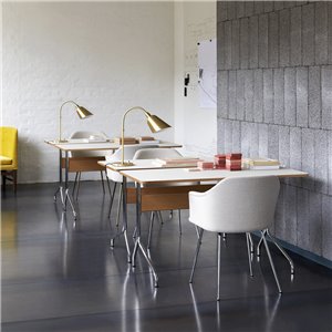 Silla Rely con brazos tapizada &Tradition