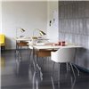 Silla Rely con brazos tapizada &Tradition