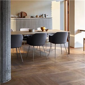 Silla Rely con brazos tapizada &Tradition