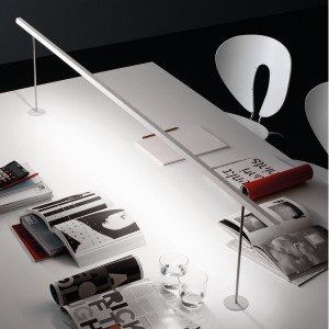 Lámpara sobremesa Lineal Biblo de Carpyen con bombilla LED.