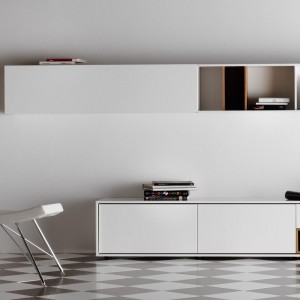 Mueble salón Aura C4 de Treku. Mueble bajo con estantería colgada.
