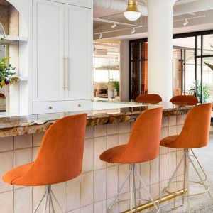 Taburete bar de diseño Aleta para espacios públicos de diseño Viccarbe.