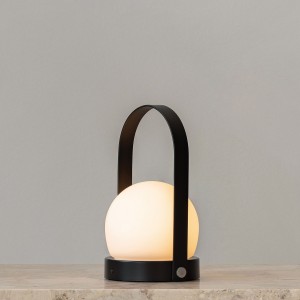 Lámpara portable Carrie Oferta de Audo Copenhagen. Lámparas de diseño portátil para su uso en interiores o exteriores.