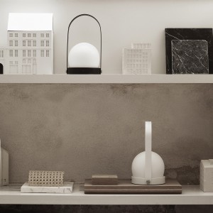Lámpara portable Carrie Oferta de Audo Copenhagen. Lámparas de diseño portátil para su uso en interiores o exteriores.