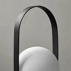 Lámpara portable Carrie Oferta de Audo Copenhagen. Lámparas de diseño portátil para su uso en interiores o exteriores.