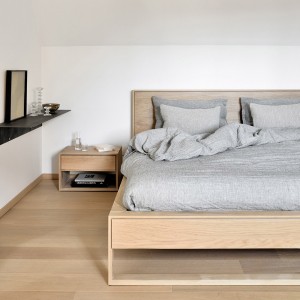 Mesita noche Nordic II pie de Ethnicraft. Mobiliario para dormitorio. Mesitas de noche modernas.