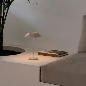Lámpara mesa Mayfair empotrada con base de Vibia. Tienda online lámparas originales.