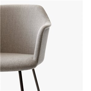 Sillón Rely tapizado &Tradition