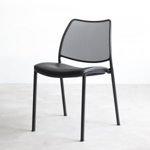 Silla Gas negra Tapizada Red para oficina de Stua. Excelente silla para sala de reuniones.