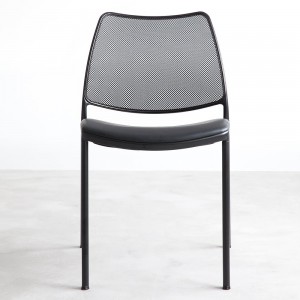 Silla Gas negra Tapizada Red para oficina de Stua. Excelente silla para sala de reuniones.