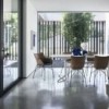 Sillón Q/wood de Madera 3D curvada en estructura cromada o acero 4 patas.