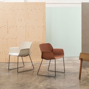 Sillón Nuez patín Outdoor Andreu World ideales para exteriores.