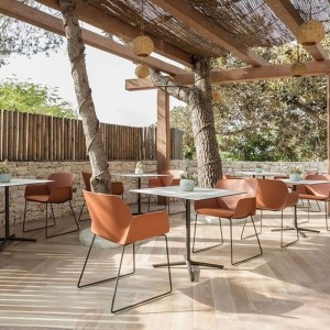 Sillón Nuez patín Outdoor Andreu World ideales para exteriores.