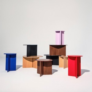 Mesa de centro Slit Wood de Hay con diseño novedoso de madera para salones modernos.