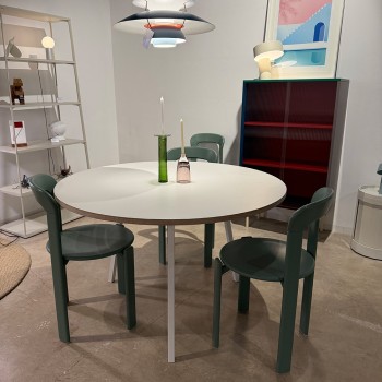 Mesa de comedor Loop Stand Round Oferta de Hay con un diseño elegante y moderno.