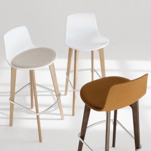 Taburete Lottus Wood tapizado de Enea. Taburetes de diseño para contract.