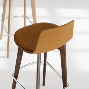 Taburete Lottus Wood tapizado de Enea. Taburetes de diseño para contract.
