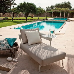 Chaise longue Aikana cómodo para exteriores de Fast. Chaise longue para terrazas.