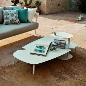 Mesa Baja Aikana de Fast elegante y moderna para espacios exteriores. Mesas bajas de terraza.