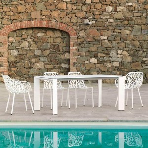 Silla Forest de diseño moderno y elegante de Fast. Sillas metálicas para exteriores.