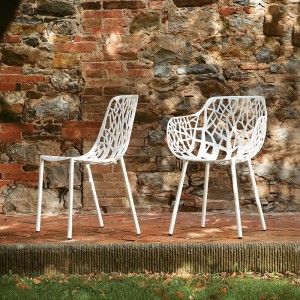 Silla Forest de diseño moderno y elegante de Fast. Sillas metálicas para exteriores.