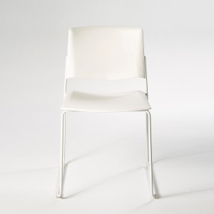 Silla moderna base patín de polipropileno Ema de Enea. Sillas de diseño.
