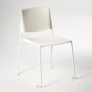 Silla moderna base patín de polipropileno Ema de Enea. Sillas de diseño.