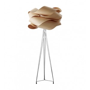 Lámpara de pie Link de Luzifer. Lámpara realizada en pantalla de madera con forma de Möbius.
