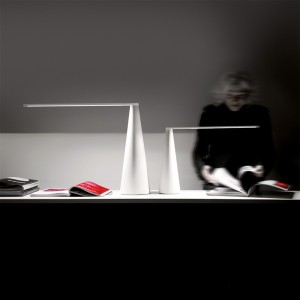 Lámpara sobremesa Elica moderna y elegante de Martinelli Luce.