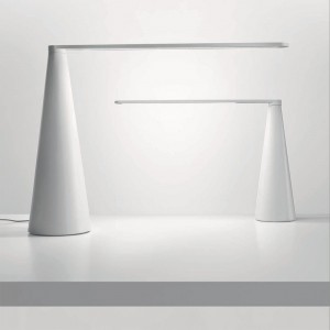 Lámpara sobremesa Elica moderna y elegante de Martinelli Luce.