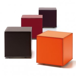 Pouf Kubo de Cattelan Italia. Poufs tapizados en cuero. Poufs modernos.
