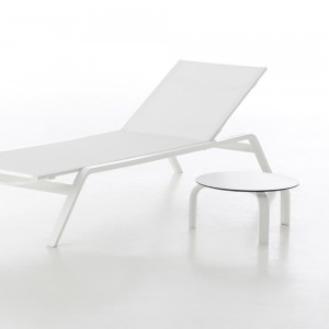 Mesa para la tumbona de diseño Stack de Gandia Blasco para exterior.