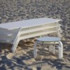 Mesa para la tumbona de diseño Stack de Gandia Blasco para exterior.