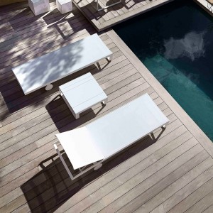 Tumbona moderna Flat Textil reclinable para exterior de Gandia Blasco.