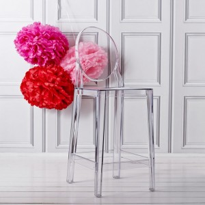Taburete con respaldo redondo One More de Kartell. Ideal para exteriores.