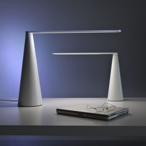 Lámpara sobremesa Elica moderna y elegante de Martinelli Luce.