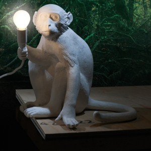 Lámpara sobremesa Monkey Sitting de Seletti. Complementos, mueble auxiliar e iluminación