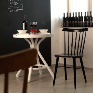 Silla Ironica 035 madera de Ton. Sillas restaurantes, de variados interiores.