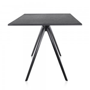 Mesa Baguette de Magis. Mesa de diseño moderno para oficinas y estudios.