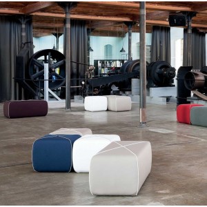 Pouf Crossed de B-Line. Muebles y complementos de exterior e interior.